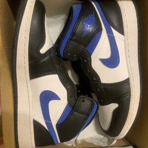 Jordan 1 Mids. No shoe laces